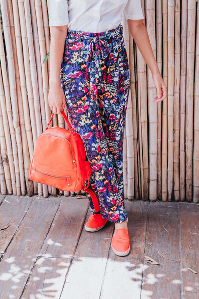 Mochila de piel color coral de Leathersophy en un look de calle