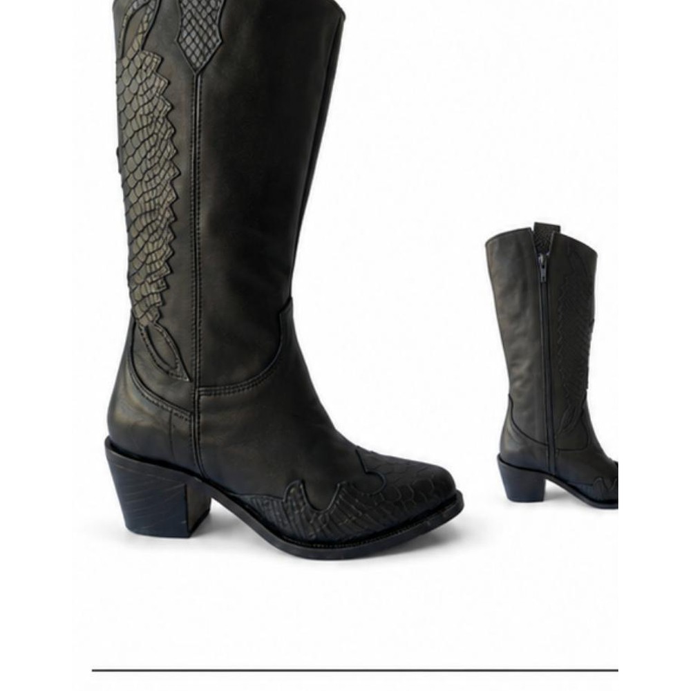 VALENCIA — Bota alta western con apliques texturados | Leathersophy Bota alta western con apliques texturados — modelo VALENCIA hecho a mano en Argentina y España por Leathersophy