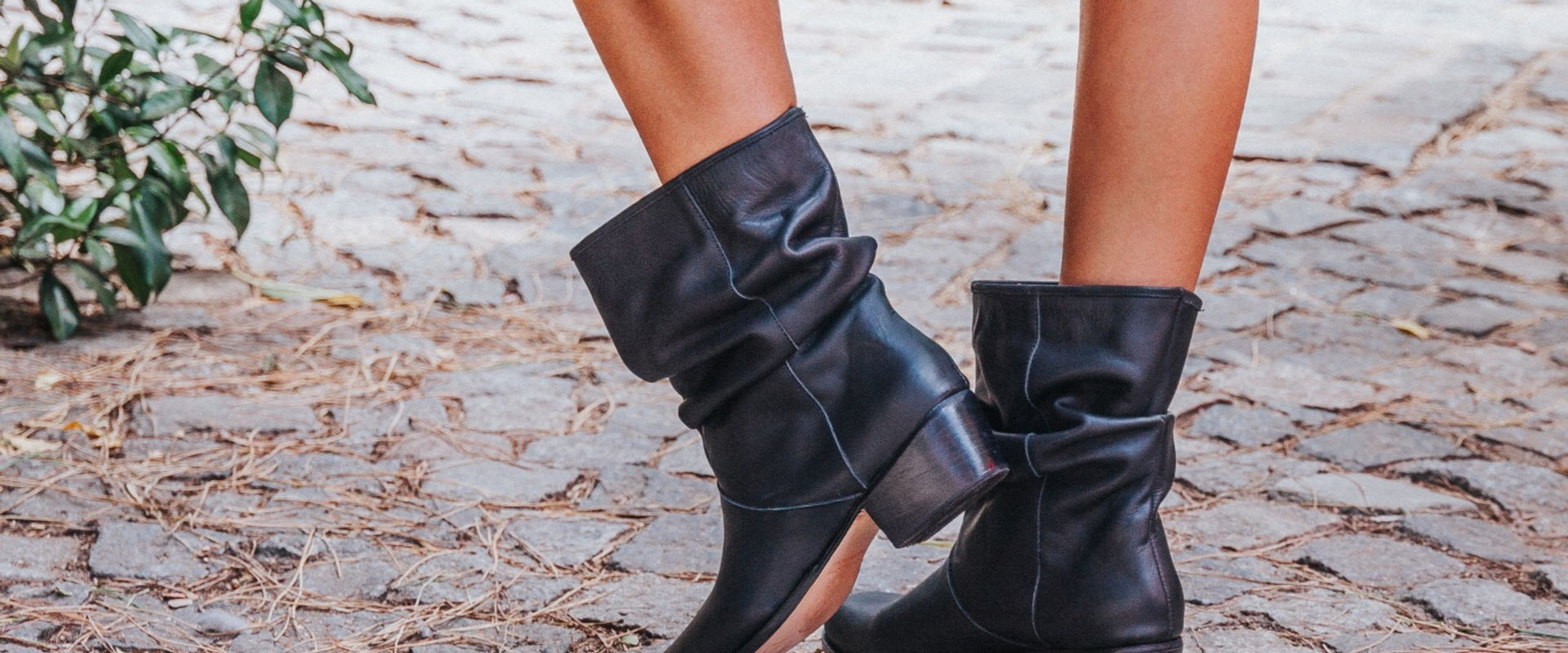 Botas altas de piel negra | Leathersophy Botas altas de piel negra hechas a mano por Leathersophy en un look urbano